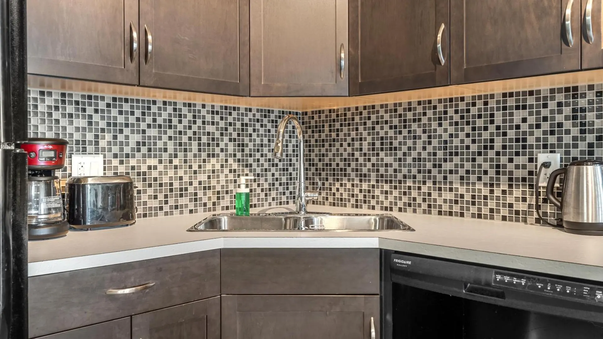 شقة City Centre Retreat - 1Br Condo With Desk YYC كندا
